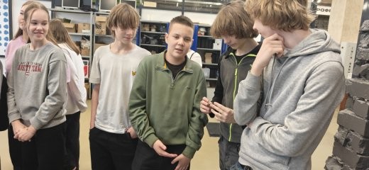 Школьники знакомятся с электромонтажным оборудованием